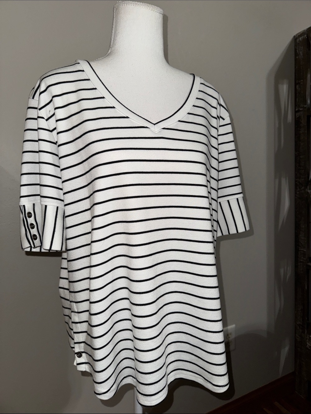 Women’s Jane and Delancey Navy & White Striped V-Neck Short Sleeve Top - Large
